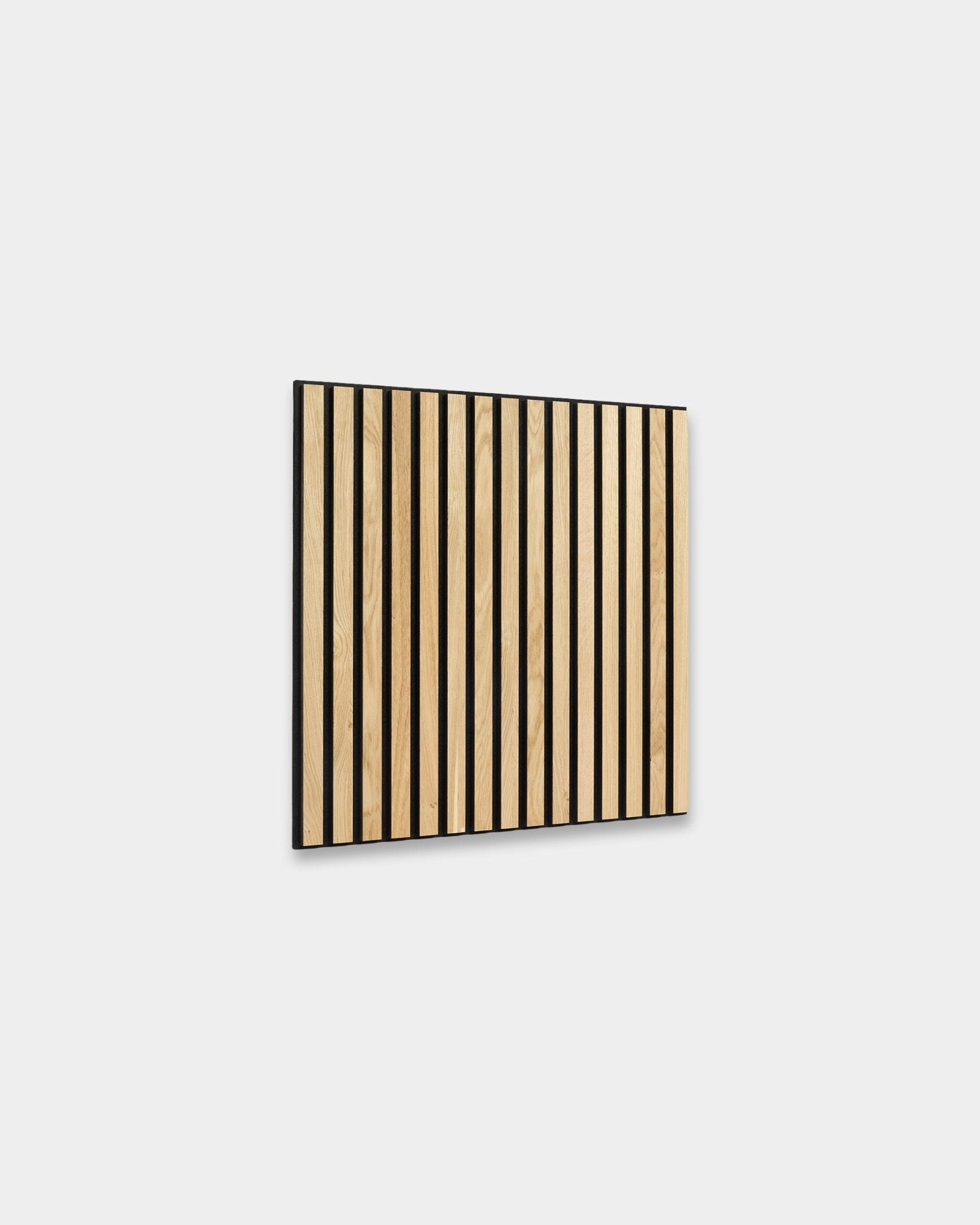 WoodUpp Akupixel Rustic Natural Oak Akoestisch paneel, 60x60 cm, met vertical eiken en black latten op een lichtgrijze achtergrond voor Scandinavische interieurs.